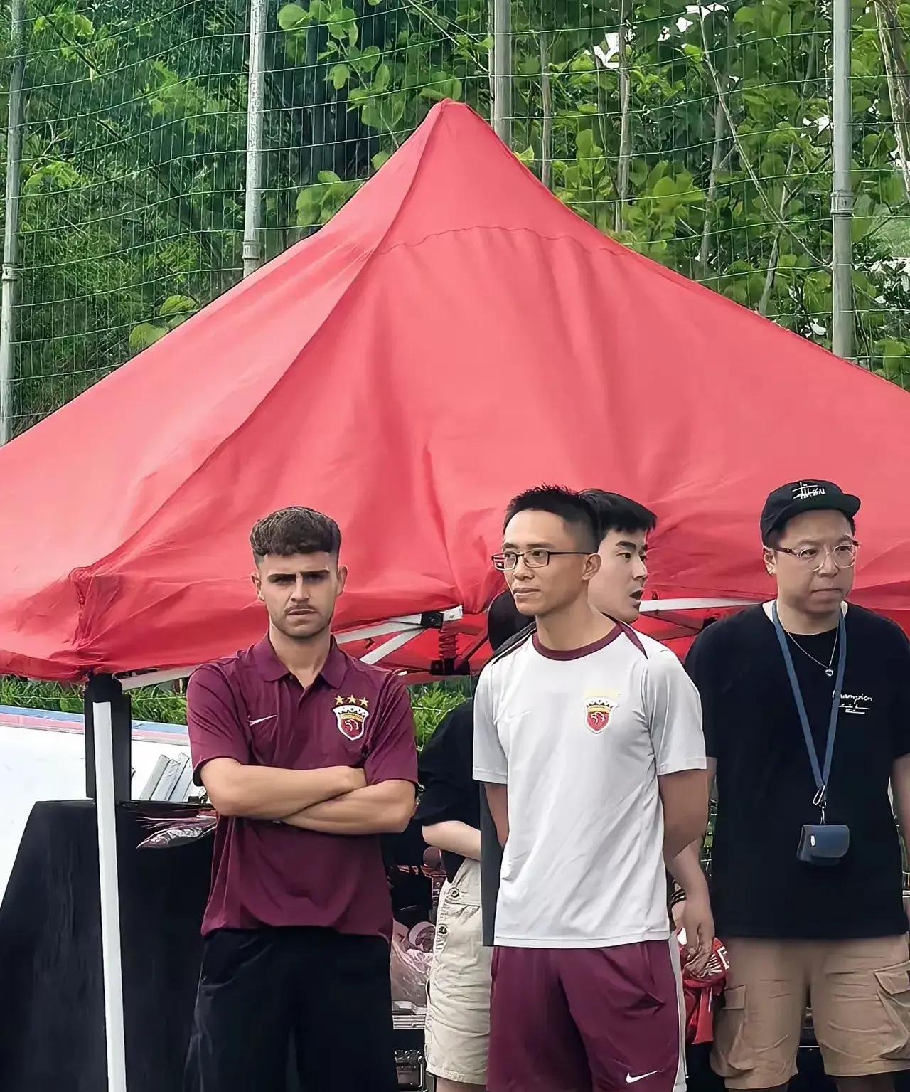 赛前突围战来临，上海海港围绕西甲临场应变，目标明确，年轻球员得到机会的简单介绍